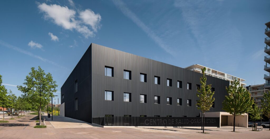 Entrada principal del centro de salud de Lezkairu en Pamplona