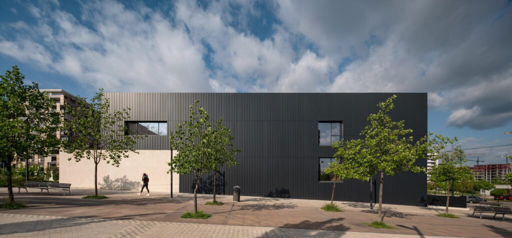 Fachada del centro de salud de Lezkairu en Pamplona