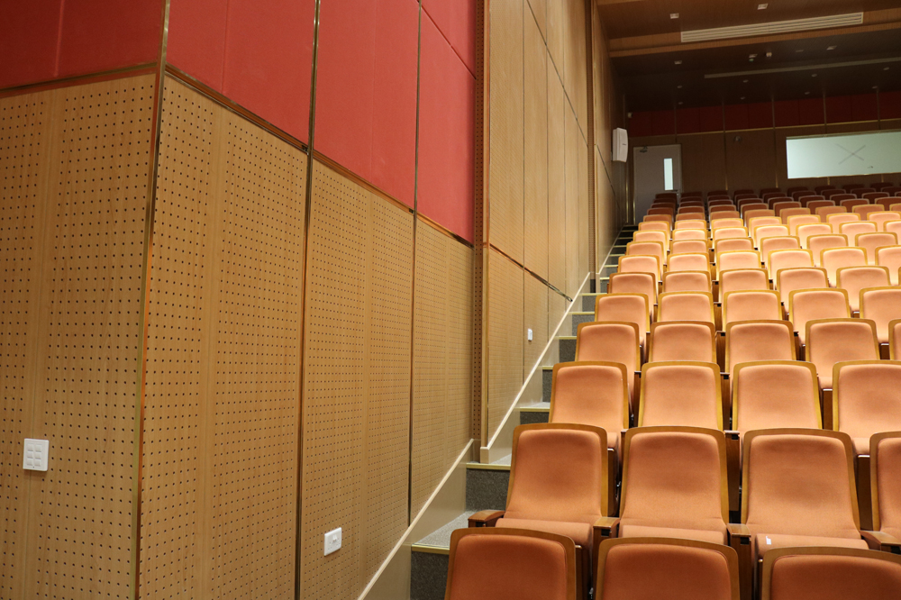 Paneles decorativos en auditorios