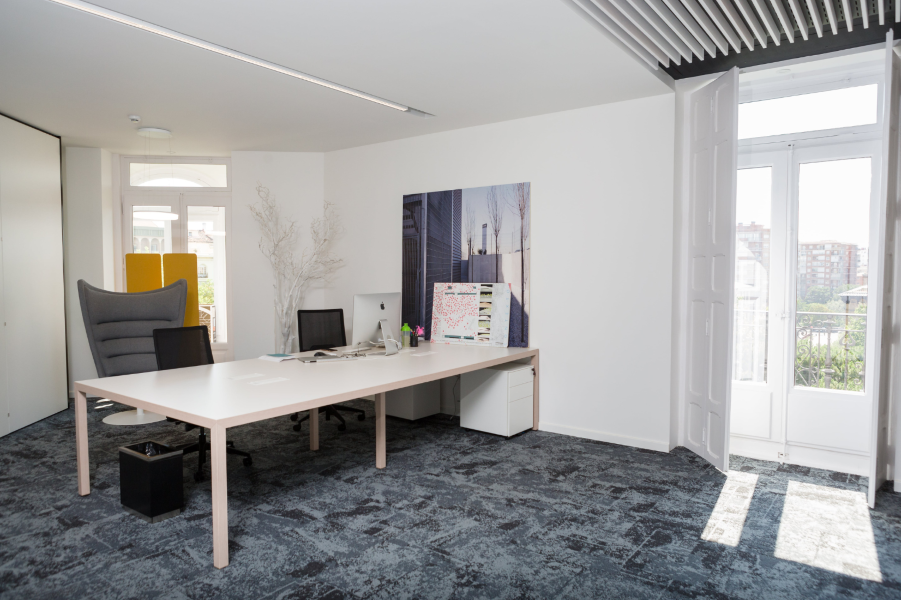 Revestimiento de listones de madera decorativos para oficinas de Montepino 2