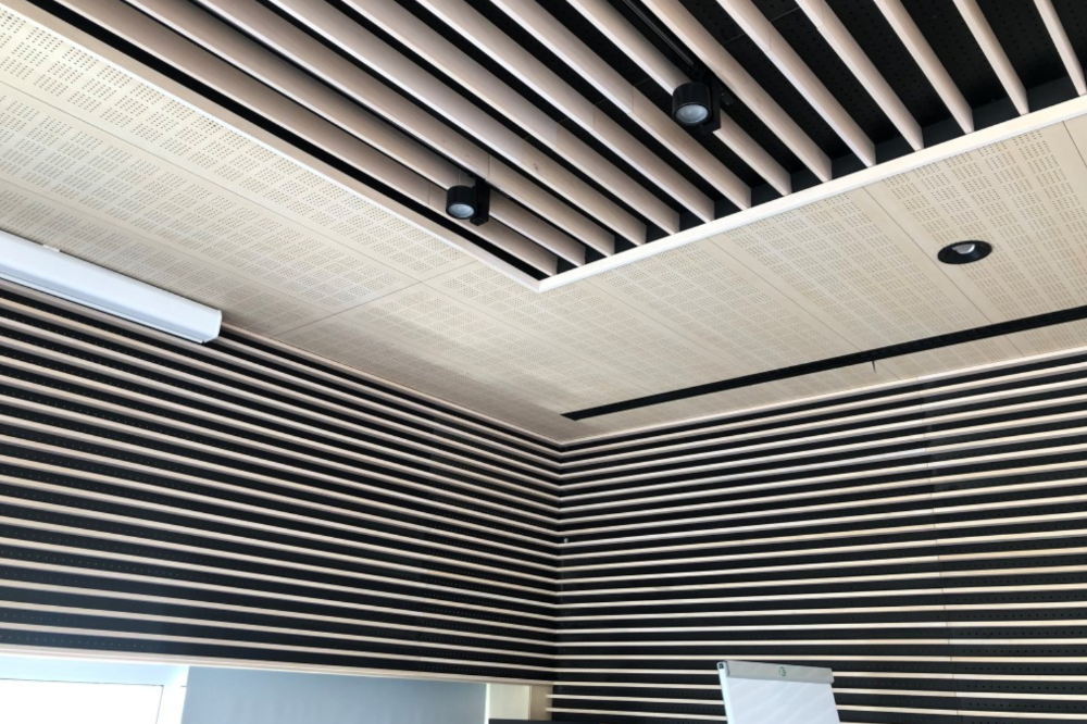 Paneles acústicos de madera en la cocina 03