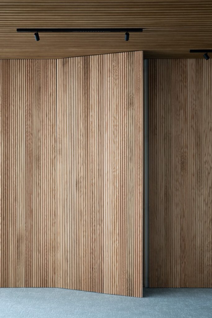 Detalles de madera en Coworking Hiptown con paneles Spigoplank por Spigogroup