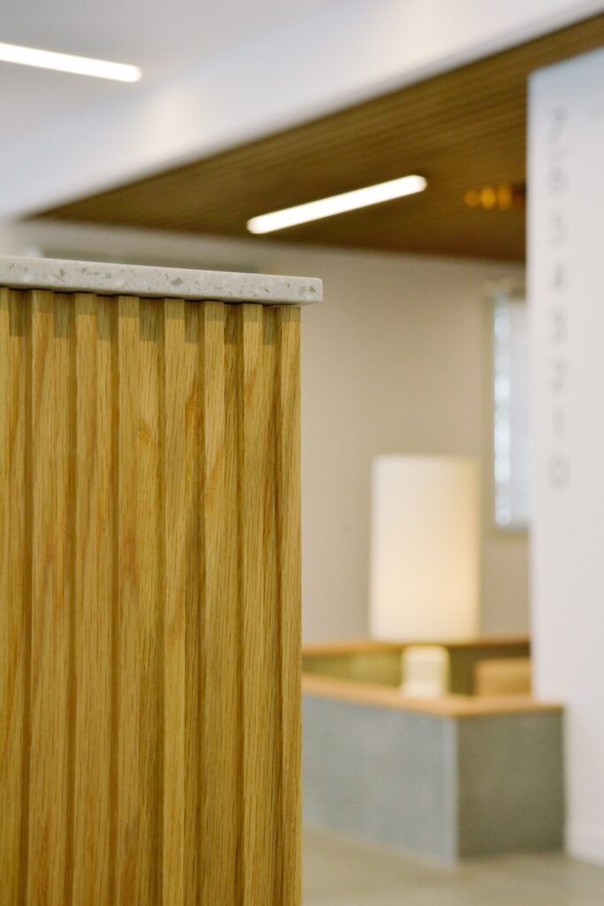 Detalle de la madera Spigoplank instalada en Coworking Hiptown por Spigogroup