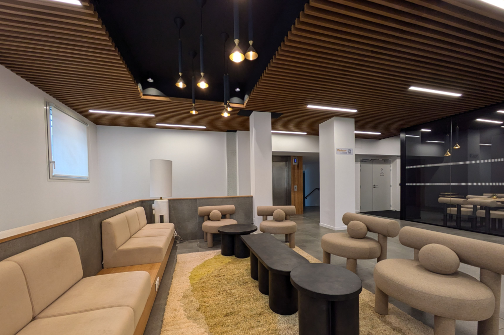 Sala de reuniones en Coworking Hiptown con tecnología de vanguardia por Spigogroup