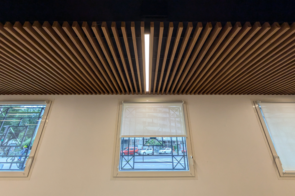 Espacio de trabajo en Coworking Hiptown con soluciones acústicas avanzadas