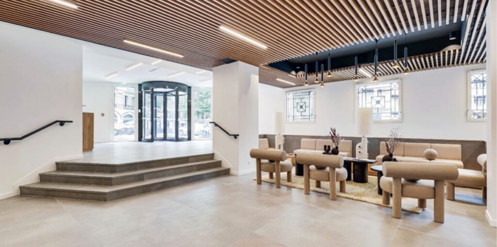 Ambiente de trabajo en Coworking Hiptown con soluciones acústicas avanzadas por Spigogroup