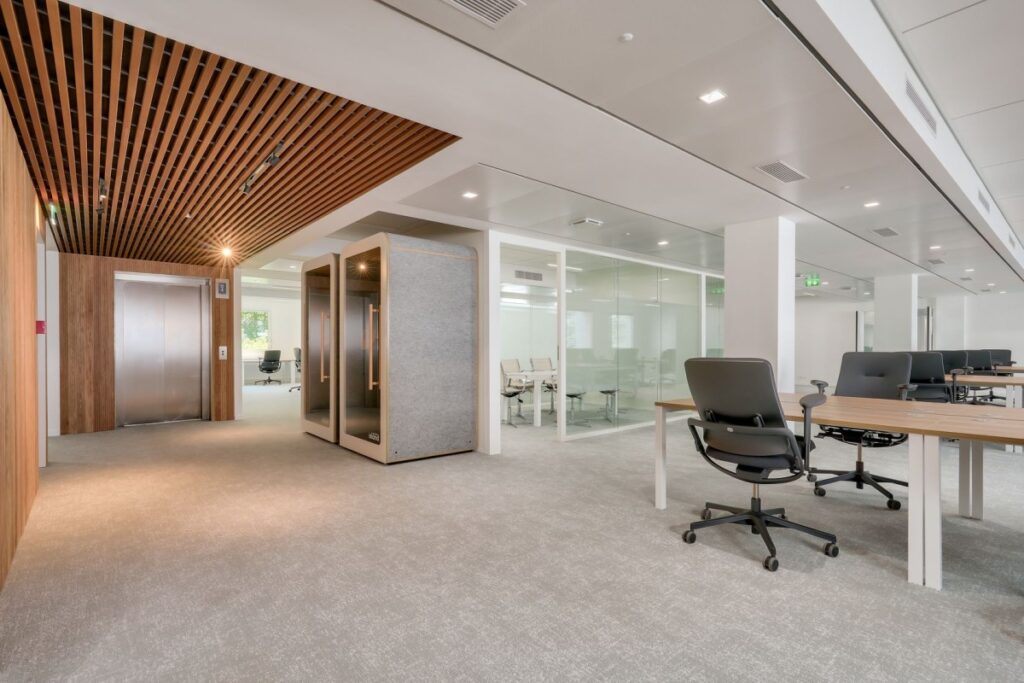 Diseño sostenible en Coworking Hiptown con materiales certificados por Spigogroup