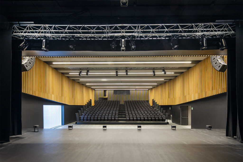 Auditorio del Civivox Salesianos en Pamplona con revestimiento acústico Spigoline y Spigoacustic