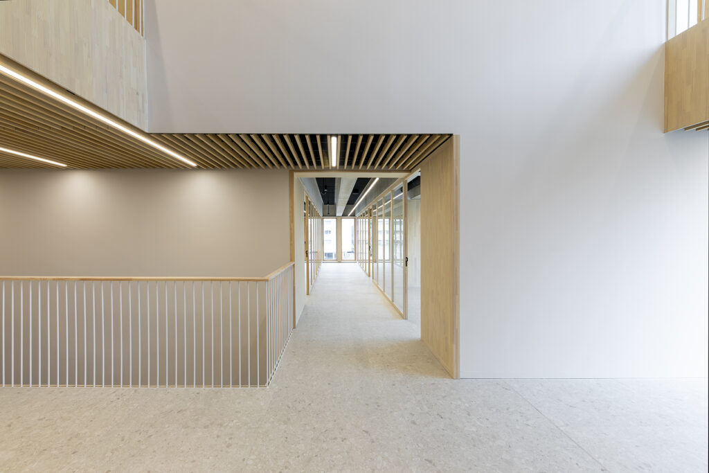 Revestimiento acústico en madera Spigoline en Civivox Salesianos Pamplona