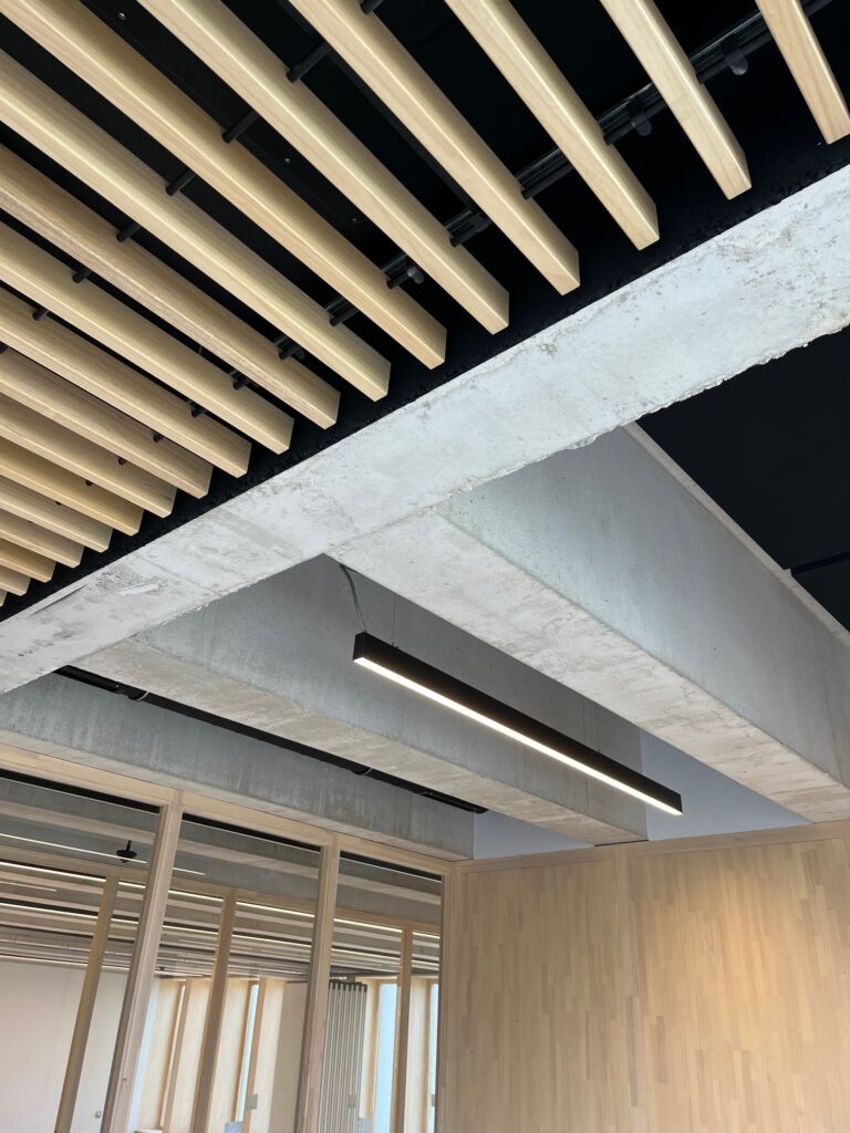 Detalle del revestimiento acústico Spigoline en Civivox Salesianos Pamplona