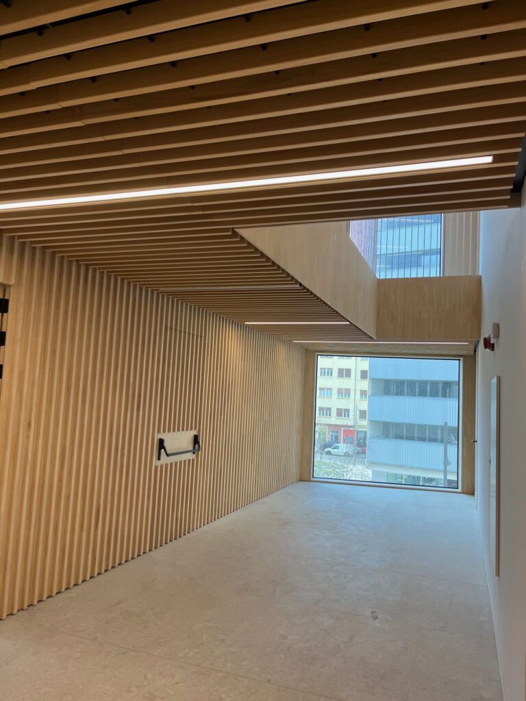 Instalación de paneles acústicos Spigoacustic en Civivox Salesianos Pamplona