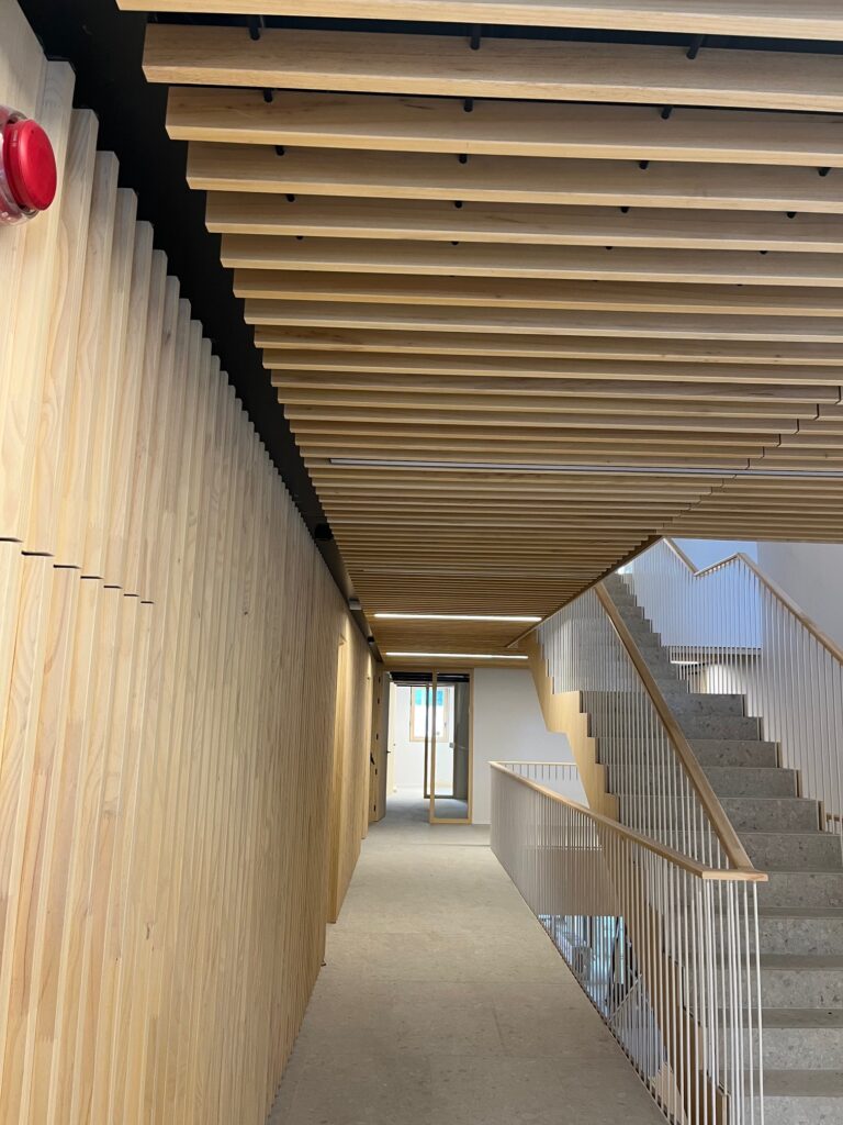 Revestimiento interior con paneles Spigoacustic en Civivox Salesianos Pamplona