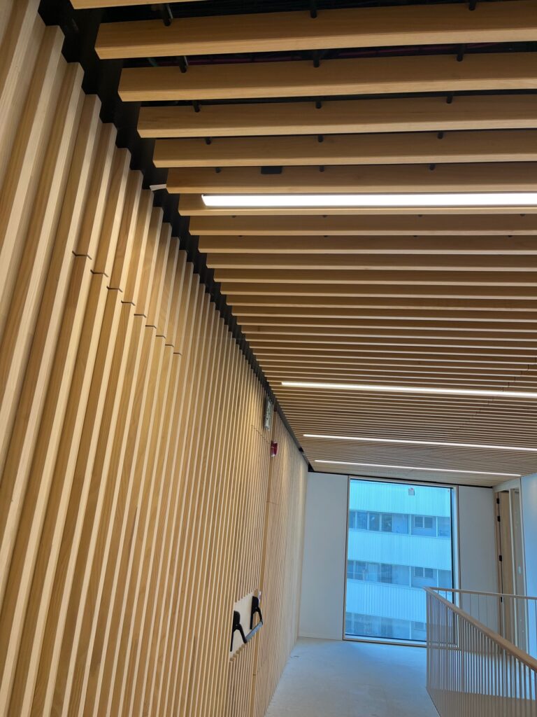 Paneles acústicos Spigoline instalados en Civivox Salesianos Pamplona