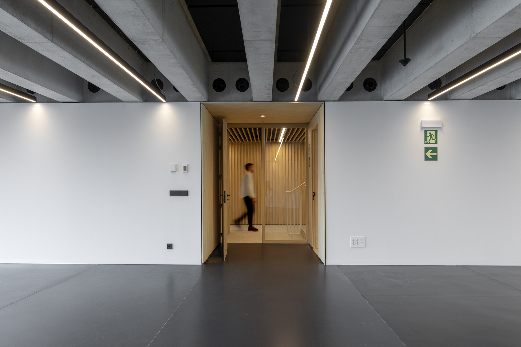 cladding a wall with wood